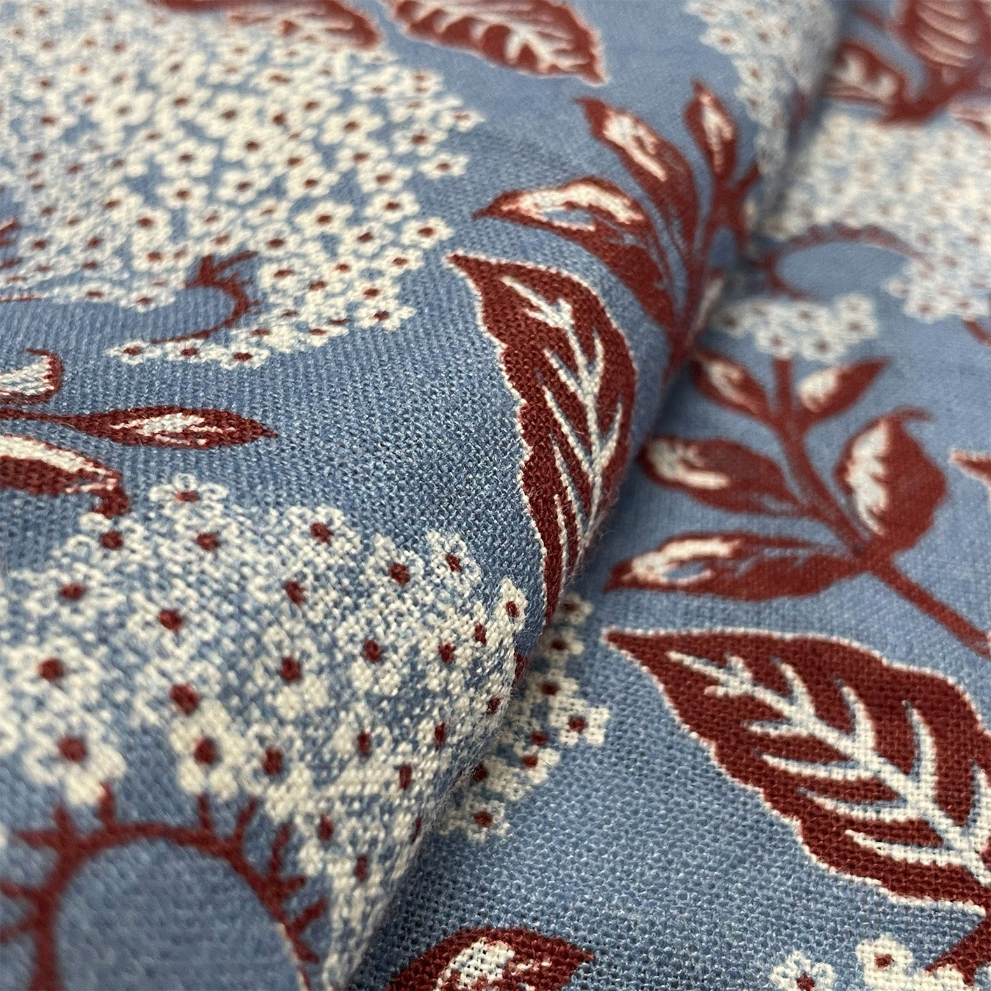 GDT-5816-005 tela amelia azul rojo gaston y daniela floral botanico estampado lino cortinas decoracion casa detalle