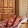almohadones tela amelia teja tela renata teja y rojo gaston y daniela dormitorio decoracion casa