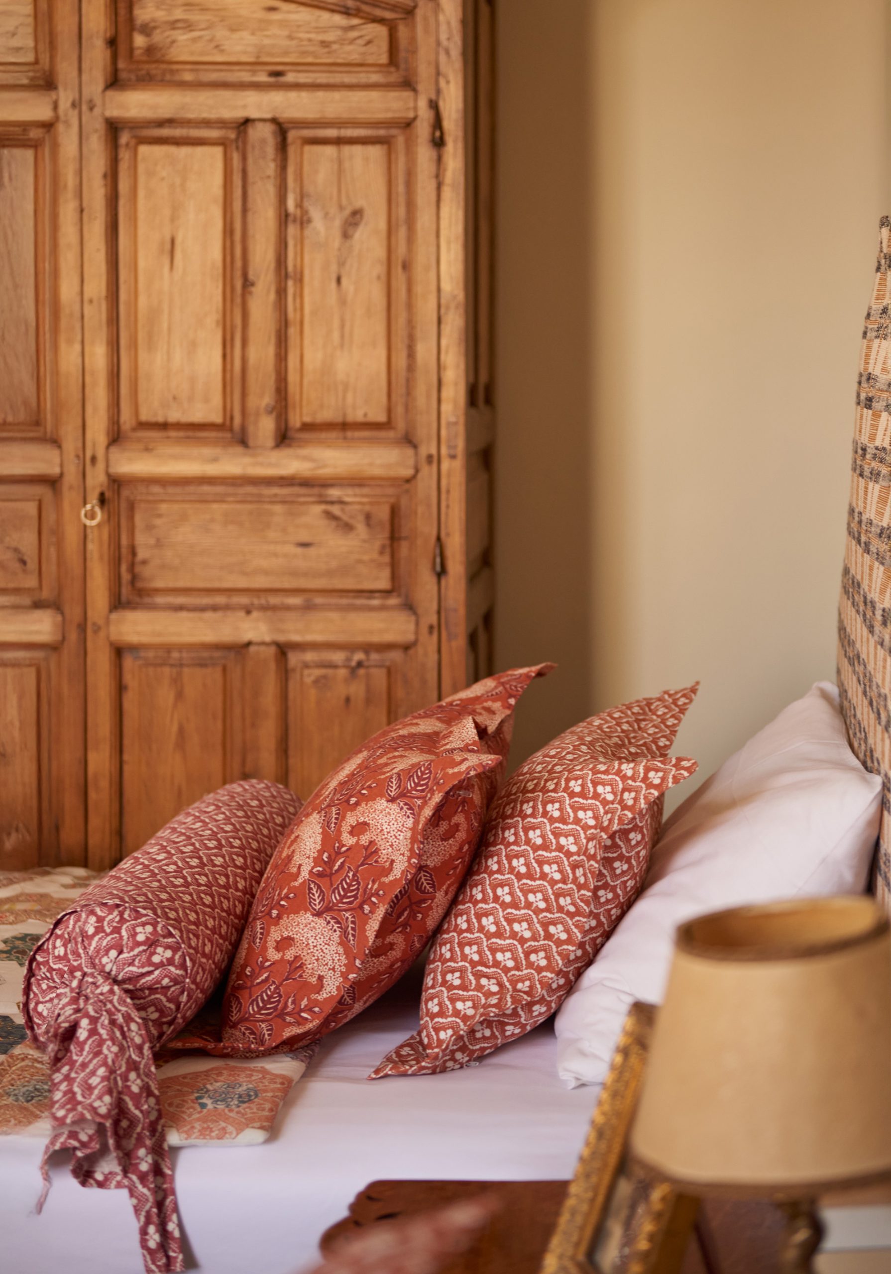almohadones tela amelia teja tela renata teja y rojo gaston y daniela dormitorio decoracion casa