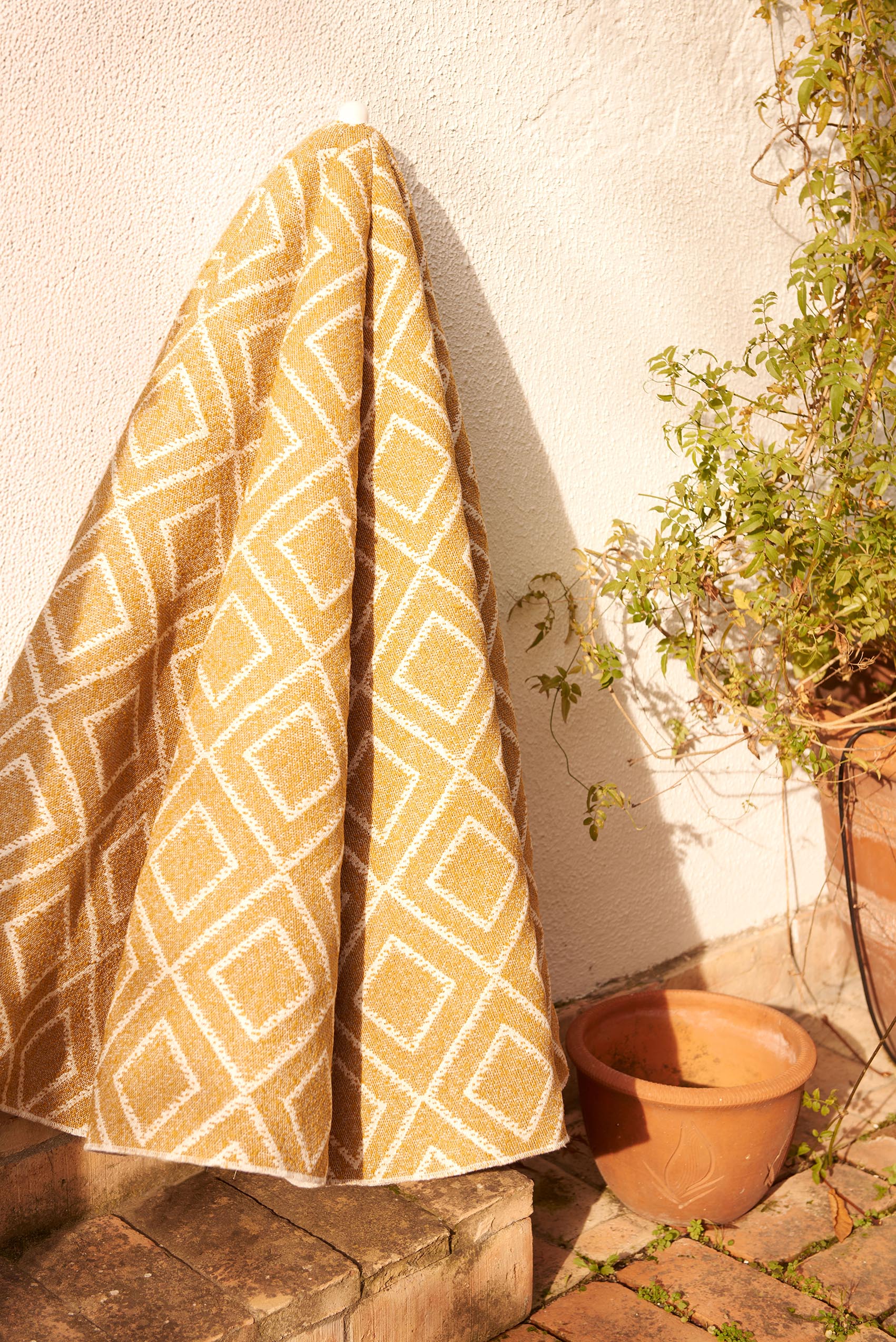 sombrilla tela cies amarillo exterior outdoor gaston y daniela decoracion casa