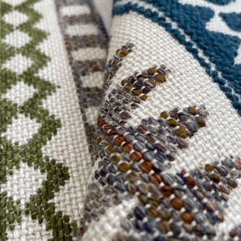 GDT-5779-001 Tela Ankara azul y verde de gaston y daniela. Diseño etnico y geometrico para tapiceria. Decoracion de interiores detalle