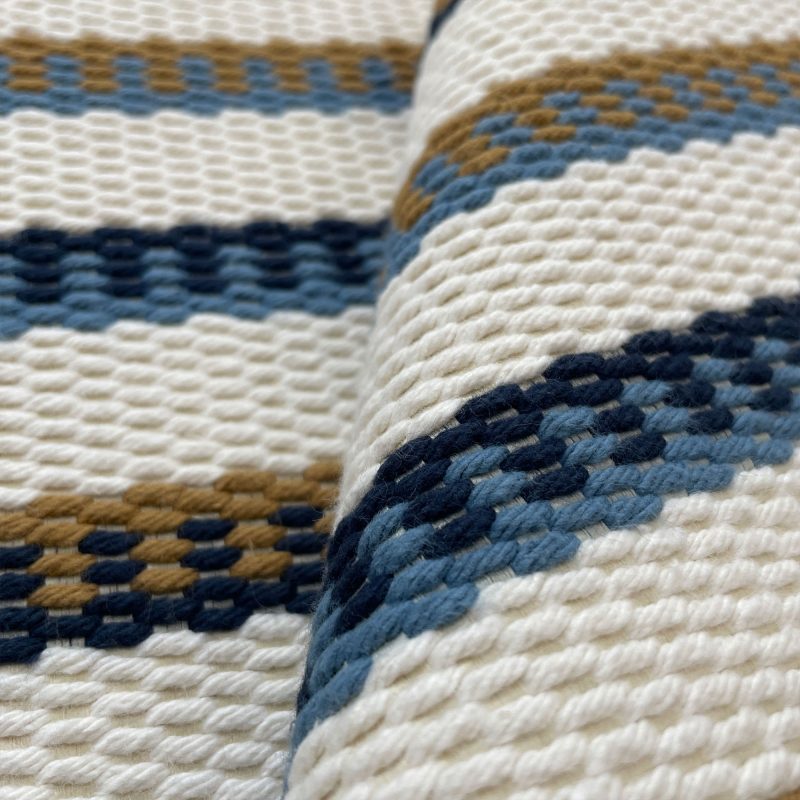 GDT-5781-004 Tela Izmir azul y ocre de Gaston y Daniela. Diseño de rayas para tapiceria y cortinas. Decoracion de interiores. Detalle