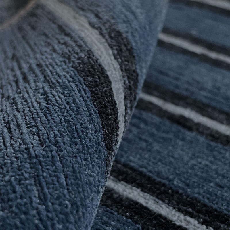 GDT-5790-001 Tela eolida Navy de Gaston y Daniela. Terciopelo de rayas para tapiceria. Diseño de interiores. Detalle