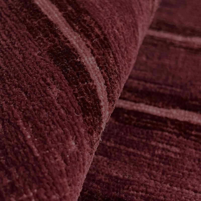 GDT-5790-004 Tela eolida burdeos de Gaston y Daniela. Terciopelo de rayas para tapiceria. Diseño de interiores. Detalle