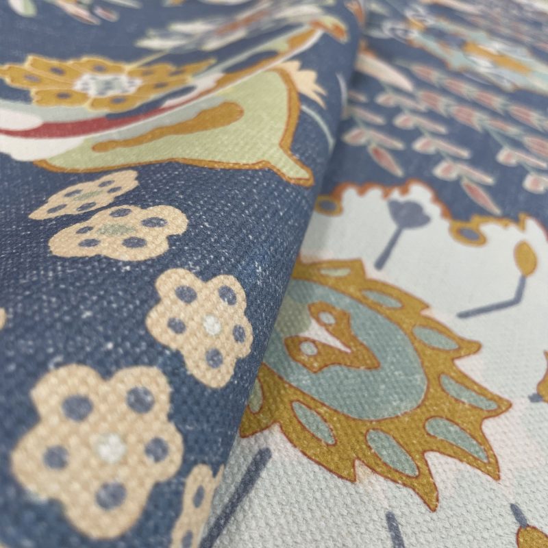 GDT-5792-001 Tela Eduarda Azul de Gaston y Daniela. Estampado floral y botanico para tapiceria. Decoracion de interiores. Detalle