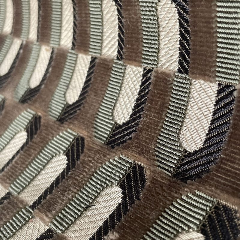LCT-1164-006 Tela Algendar Marron/Gris de Gaston y Daniela. Coleccion de Lorenzo Castillo. Terciopelo con diseño geometrico para tapiceria. Decoracion de interiores. Detalle