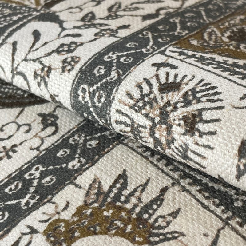 LCT-1190-005 Tela Nirvana Gris de Gaston y Daniela. Coleccion de Lorenzo Castillo. Diseño etnico sofisticado para tapiceria y cortinas. Decoracion de interiores. Detalle