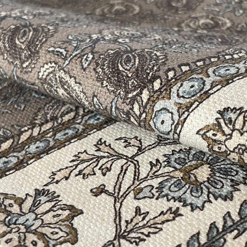LCT-1191-003 Tela Indira Gris de Gaston y Daniela. Coleccion de Lorenzo Castillo. Diseño etnico sofisticado para tapiceria y cortinas. Decoracion de interiores. Detalle