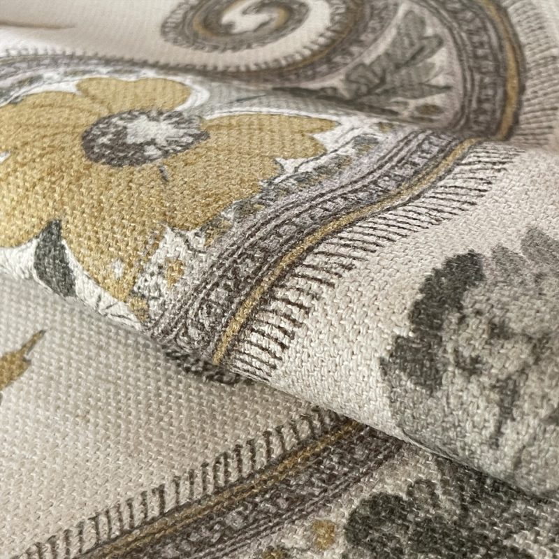 LCT-1192-002 Tela Chandra Mostaza de Gaston y Daniela. Coleccion de Lorenzo Castillo. Diseño etnico sofisticado para tapiceria y cortinas. Decoracion de interiores. Detalle