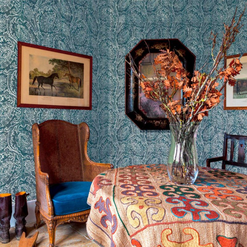 Papel pintado vinílico Cadaques azul oscuro colección Volume V Lorenzo Castillo Gastón y Daniela geométrico decoración casa salón dormitorio baño cocina