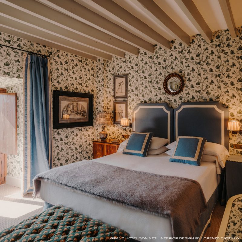 Papel pintado gaston y daniela kira mariposas azul botanico grand hotel son net mallorca decoracion lorenzo castillo dormitorio