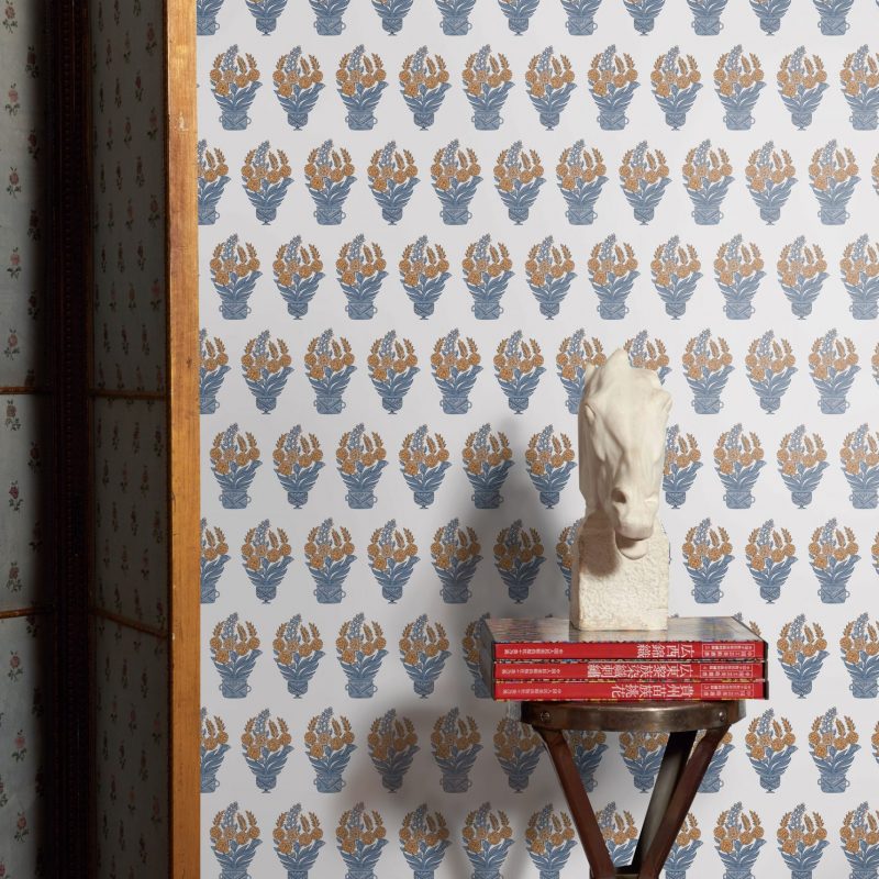 Papel pintado Celorio azul naranja colección Volume V Lorenzo Castillo Gastón y Daniela botánico floral decoración casa dormitorio salón cocina baño
