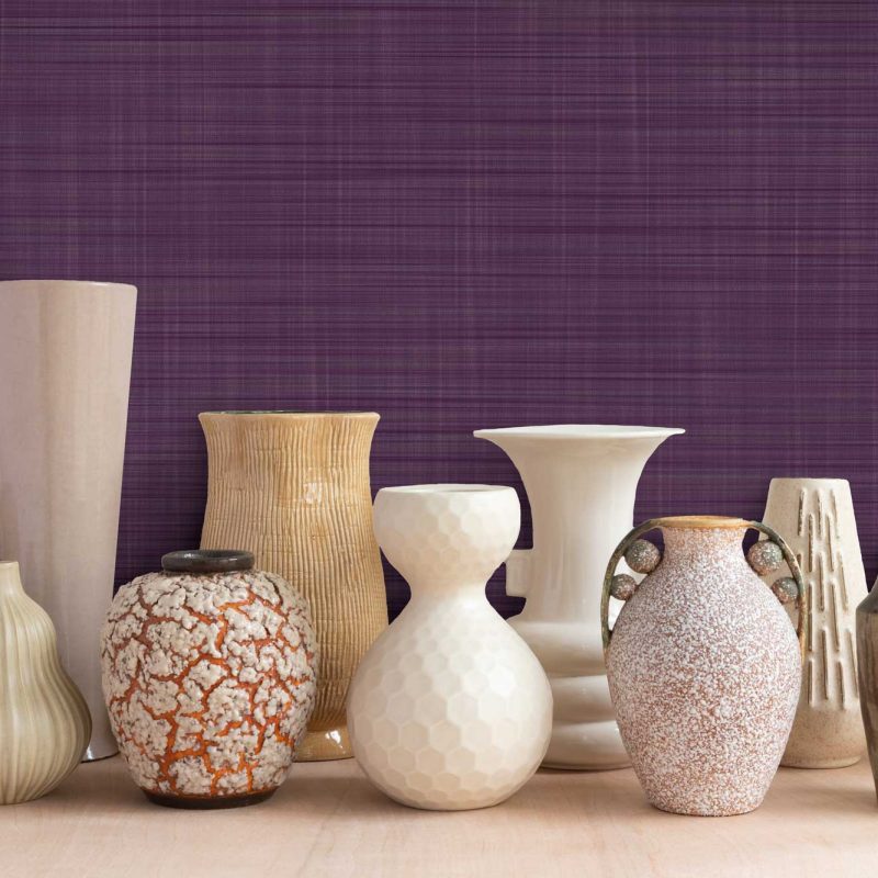 Papel pintado vinílico Mahón berenjena colección Volume V Lorenzo Castillo Gastón y Daniela liso textura decoración casa salón dormitorio baño cocina