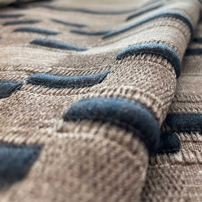 Tela Santa María marrón Gastón y Daniela Jacquard geométrico tapicería decoración salón detalle