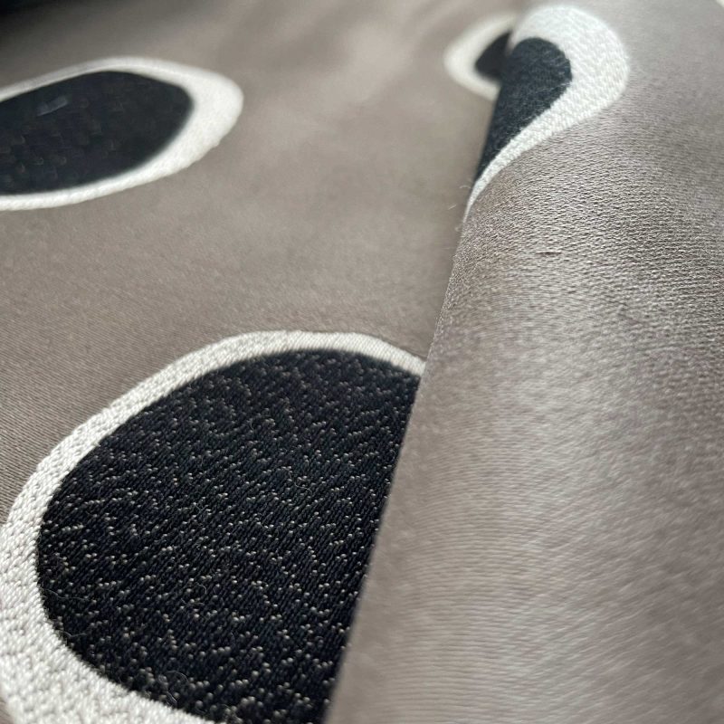 Tela Solis gris Gastón y Daniela Jacquard geométrico tapicería decoración salón detalle